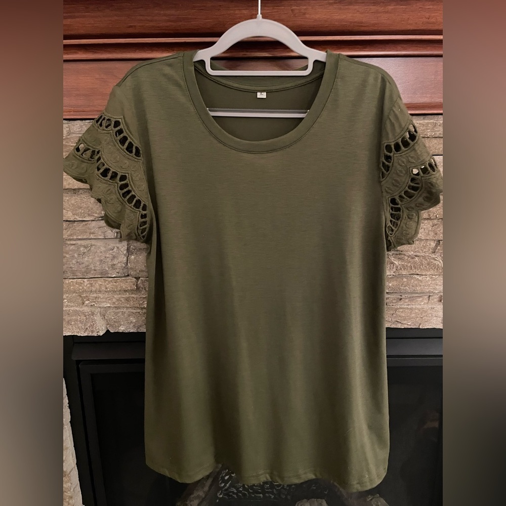 WOMEN’S OLIVE GREEN LACE SHORT SLEEVE TSHIRT